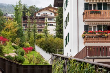 Ortisei, İtalya yazları Dolomitler 'in dağlık ve renkli evleriyle Alp köyü manzaralı.