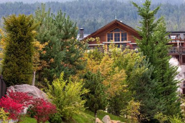 Ortisei, İtalya yazları Dolomitler 'in dağlık ve renkli evleriyle Alp köyü manzaralı.