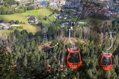 Ortisei, Italy- 26 Eylül 2024: Mont Seuc teleferiği Dolomites, Güney Tyrol, İtalya 'daki kırmızı kulübelerin yaz manzarası