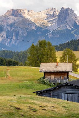 Dolomitler Alpe di Siusi, İtalya güzel manzara, doğal sonbahar manzarası ev, dağlar ve çayırlar