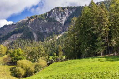 Dolomitler, İtalya. Yazın St. Magdalena ya da Santa Maddalena köyünün hava panoramik manzarası