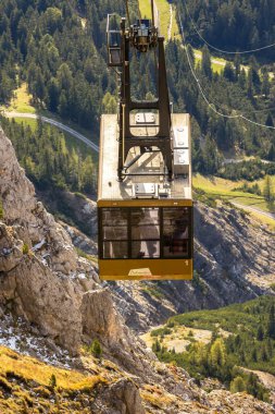Ortisei, İtalya - 29 Eylül 2024: Val Gardena, Dolomite Alpleri ve sonbaharda havacılık vadisinde bulunan Furnes 'den Seceda' ya kadar yakın plan teleferik sarı kabini