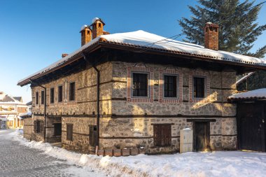 Bansko, Bulgaristan - 18 Ocak 2025: Pirin Caddesi Manzarası, Bulgar kayak merkezindeki geleneksel evler