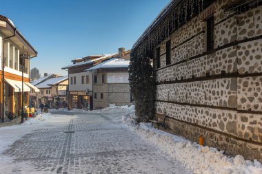 Bansko, Bulgaristan - 18 Ocak 2025: Pirin Caddesi Manzarası, Bulgar kayak merkezindeki geleneksel evler