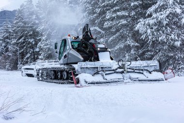 Bansko, Bulgaristan kar temizleyici kar temizleme pisti makinesi kar yağışı sonrasında kayak yamacını hazırlıyor