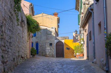 Rovinj, Hırvatistan - 23 Eylül 2024: Tarihi eski kentte binaları olan büyüleyici cadde