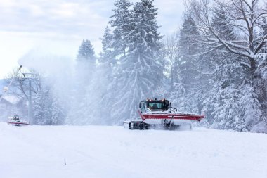 Bansko, Bulgaristan kış kayak merkezi bayırda kırmızı raylı, teleferik kabinleri