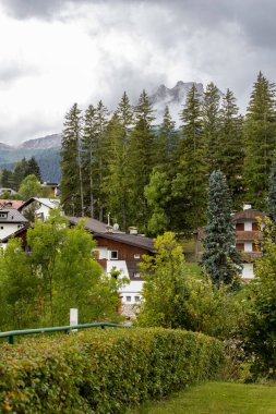 İtalya, Cortina d 'Ampezzo' nun güzel sonbahar manzarası. Alp evleri ve yeşil otlar.