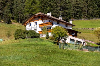 Ortisei 'deki kırsal evlerin manzarası. Dolomitler Val Gardena, Güney Tyrol, İtalya