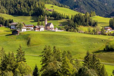 Dolomitler, İtalya. St. Magdalena ya da Santa Maddalena kilisesi ve yeşil alp çayırlarının hava panoramik manzarası