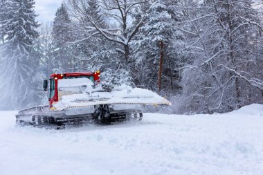 Kar temizleme pisti makinesi alp kayak pisti için kayak pisti hazırlıyor, Bulgaristan 'ın Bansko kentinde kış tatili
