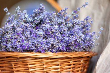 Lavanta çiçekli sepet yakın plan. Aromaterapi