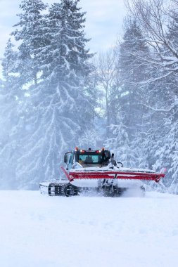 Bansko, Bulgaristan kış kayak merkezi bayırda kırmızı raylı, teleferik kabinleri