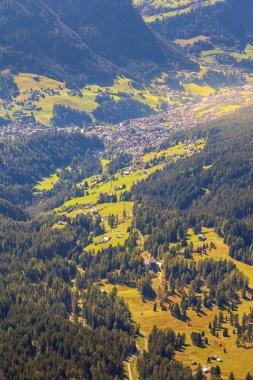Ortisei, İtalya Seceda yüksek açılı sonbahar vadisi manzarası evler ve yüksek dağlar, Dolomitler, Val Gardena