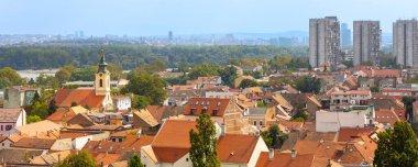 Belgrad ve Sırbistan, yaz aylarında kilise ve Tuna Nehri ile Gardos, Zemun 'dan panoramik bir manzara