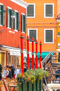 Burano Adası, İtalya - 1 Ekim 2024 Venedik yakınlarındaki ünlü adada renkli evler mimari, kanal ve cadde. Seyahat ve tatil kavramı
