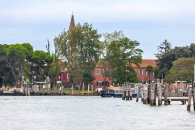 Burano Adası, İtalya - 1 Ekim 2024: Renkli evler mimarisi, deniz manzarası, Venedik yakınlarındaki ünlü bir adada sokak. Seyahat ve tatil kavramı