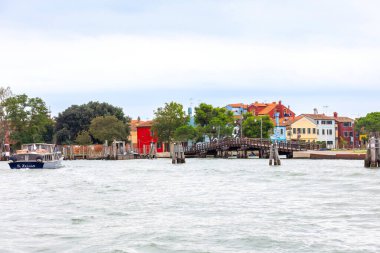 Burano Adası, İtalya - 1 Ekim 2024: Renkli evler mimarisi, deniz manzarası, Venedik yakınlarındaki ünlü bir adada sokak. Seyahat ve tatil kavramı