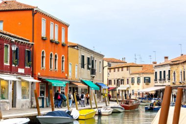 Murano Adası, İtalya - 1 Ekim 2024 Venedik yakınlarındaki ünlü adada renkli evler mimari, kanal ve cadde. Seyahat ve tatil kavramı
