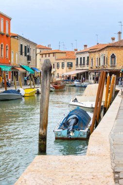 Murano Adası, İtalya - 1 Ekim 2024 Venedik yakınlarındaki ünlü adada renkli evler mimari, kanal ve cadde. Seyahat ve tatil kavramı