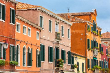 Murano Adası, İtalya renkli evler Venedik yakınlarındaki ünlü adanın mimarlık caddesi. Seyahat ve tatil kavramı