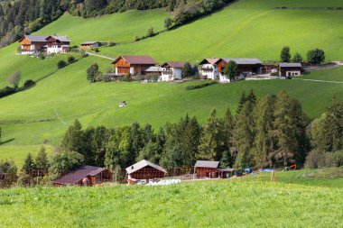 Dolomitler, İtalya. St. Magdalena 'nın ya da Santa Maddalena' daki yazlık evlerin hava panoramik manzarası