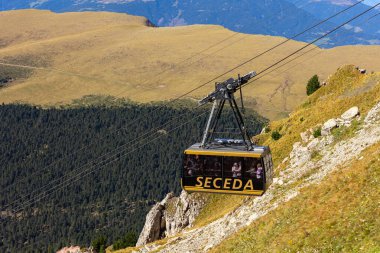 Ortisei, İtalya - 29 Eylül 2024: Val Gardena, Dolomites Alpleri 'nde Seceda' ya giden kablo araç, yaz sonbahar manzarası