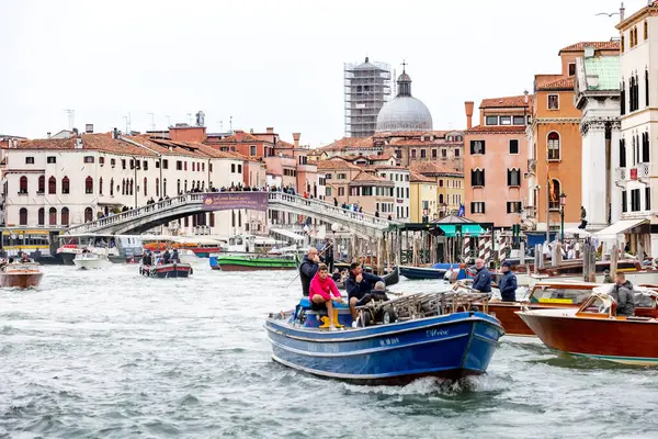Venedik, İtalya - 30 Eylül 2024: Rialto Köprüsü ve tekneleri ile Büyük Kanal 'ın panoramik manzarası