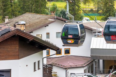 Canazei, İtalya - 26 Eylül 2024: Belvedere 'ye kablo otomobil kabini, Trentino Alto Adige' deki Fassa Vadisi 'nin yaz manzarası