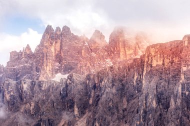 İtalyan Dolomite Alpleri, İtalya 'daki Dolomitler, Sonbaharda yüksek panorama, Giau Geçidi.
