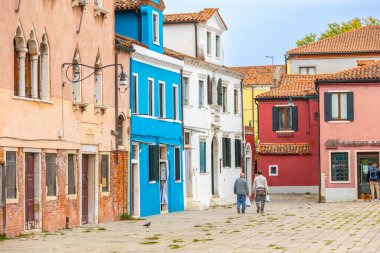 Burano Adası, İtalya - 1 Ekim 2024 Venedik yakınlarındaki ünlü adada renkli evler mimari ve sokak. Seyahat ve tatil kavramı