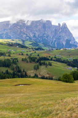 Alpe di Siusi, İtalya hava manzaralı ve sonbaharda Güney Tyrol 'daki Seiser Alm, Dolomite platosunda ahşap kulübeler.