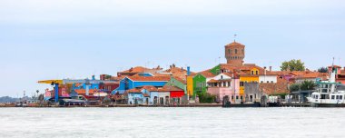 Burano Adası, İtalya - 1 Ekim 2024: Renkli evler mimarisi, deniz manzarası, Venedik yakınlarındaki ünlü bir adada sokak. Seyahat ve tatil kavramı