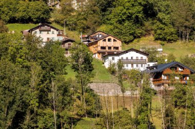 İtalyan Dolomite Alpleri 'nin güzel manzarası dağ köyü manzarası ve yazları İtalya' da evler