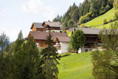 Dolomitler, İtalya. Yazın St. Magdalena ya da Santa Maddalena köyünün hava panoramik manzarası