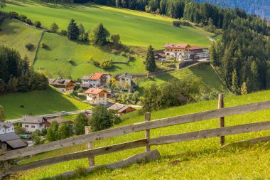 Dolomitler, İtalya. Yazın St. Magdalena ya da Santa Maddalena köyünün hava panoramik manzarası