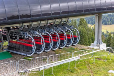 Sandalye kaldırma, birçok kamara mevsimi için istasyonda bekliyor, Dolomites Alpe di Siusi, İtalya yazın