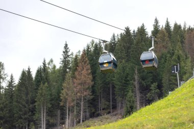 Canazei, İtalya - 26 Eylül 2024: Belvedere 'ye kablo kabin, Trentino Alto Adige' deki Fassa vadisinde yaz manzarası
