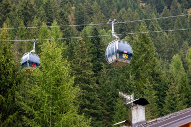 Canazei, İtalya - 26 Eylül 2024: Belvedere 'ye kablo otomobil kabini, Trentino Alto Adige' deki Fassa Vadisi 'nin yaz manzarası