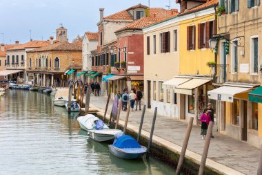 Murano Adası, İtalya - 1 Ekim 2024 Venedik yakınlarındaki ünlü adada renkli evler mimari, kanal ve cadde. Seyahat ve tatil kavramı