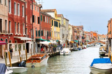 Murano Adası, İtalya - 1 Ekim 2024 Venedik yakınlarındaki ünlü adada renkli evler mimari, kanal ve cadde. Seyahat ve tatil kavramı