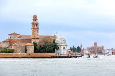 Murano, Venedik, İtalya - 1 Ekim 2024: San Pietro Martire veya St. Peter Martyr kilise çan kulesi ve tekne