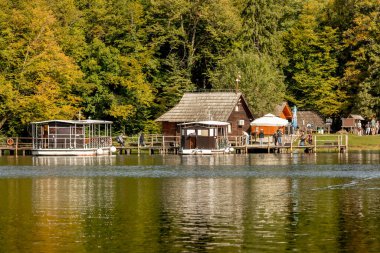 Plitvice Lakes, Hırvatistan - 22 Eylül 2024: Gezi teknesi, gemi istasyonu, Plitvice Gölleri Ulusal Parkı sonbahar manzaralı turistler