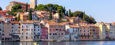 Rovinj, Hırvatistan. Güzel romantik pankartlar, eski kasaba manzarası, deniz kıyısındaki evler.