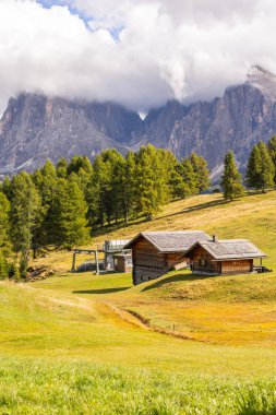Dolomitler Alpe di Siusi, İtalya - 27 Eylül 2014: Sasso Lungo dağı, dağ evi ve sandalye kaldırma ile güzel manzara, sonbahar manzarası