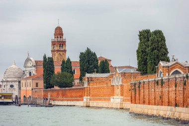 Murano, Venedik, İtalya - 1 Ekim 2024: San Pietro Martire veya St. Peter Martyr kilise çan kulesi