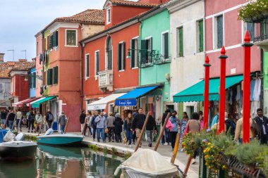 Burano Adası, İtalya - 1 Ekim 2024: Venedik 'teki ünlü adada renkli evler, kanallar ve tekneler