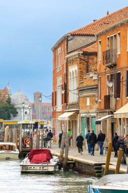 Murano Adası, İtalya - 1 Ekim 2024 Venedik yakınlarındaki ünlü adada renkli evler mimari, kanal ve cadde. Seyahat ve tatil kavramı