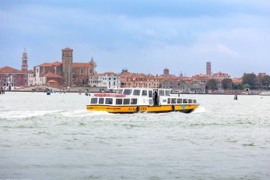 Venedik, İtalya - 1 Ekim 2024: Alilaguna su taksi vaporetto ve arka planda güzel Venedik silueti.