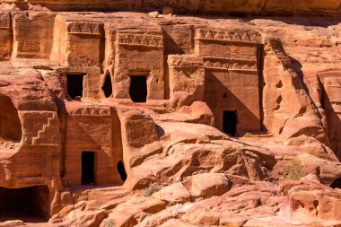 Birkaç taş mezar, saray mezarı, kraliyet mezarı ve Ürdün Petra 'daki Korint mezarı.